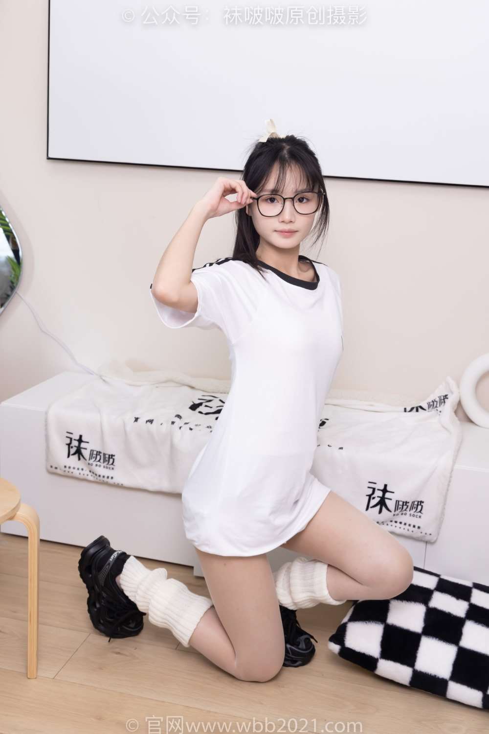 [BoBoSocks袜啵啵] NO.376 甜甜圈-运动鞋、堆堆袜套、白丝（脚尖透明款）花絮版 [150P/1V/5.54G]