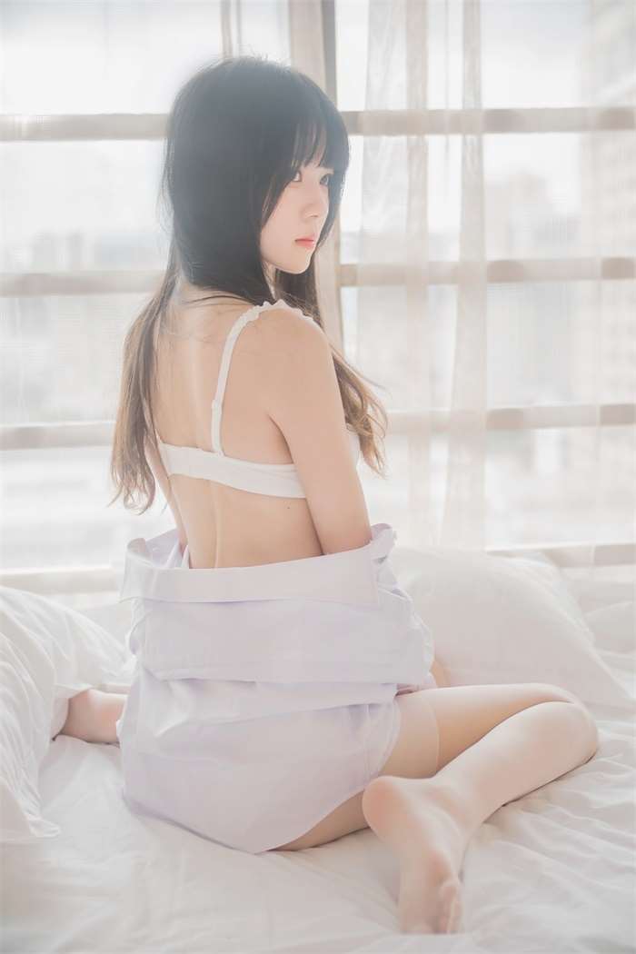 萝莉风COS 桜桃喵 – 白衬衫长发 [49P/409MB]