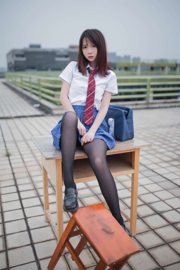 网红Coser@疯猫ss – 天台JK [30P/164MB]