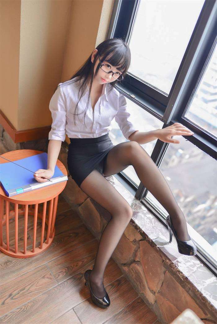 网红Cos小姐姐@雪琪 – 教师黑丝 [29P/319MB]