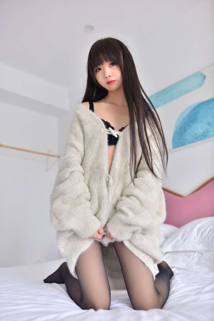网红Cos小姐姐@雪琪 – 毛衣少女 [34P/53MB]