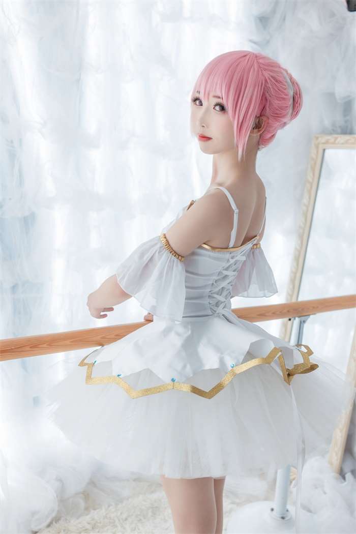 人气动漫Coser@面饼仙儿 – 小圆芭蕾 [12P/96MB]