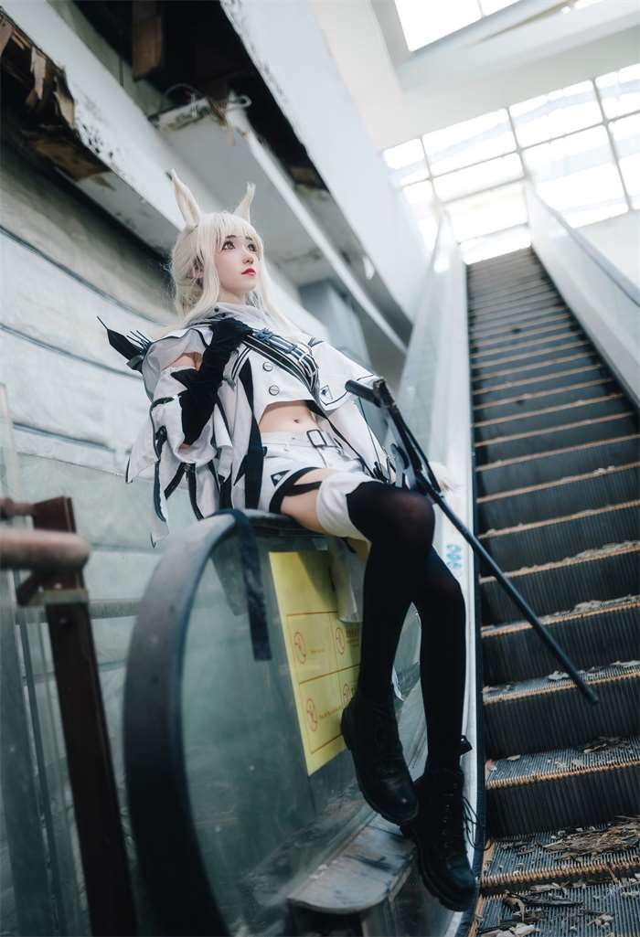 微博红人动漫Coser@南桃Momoko 白金常服 [17P/34.2MB]