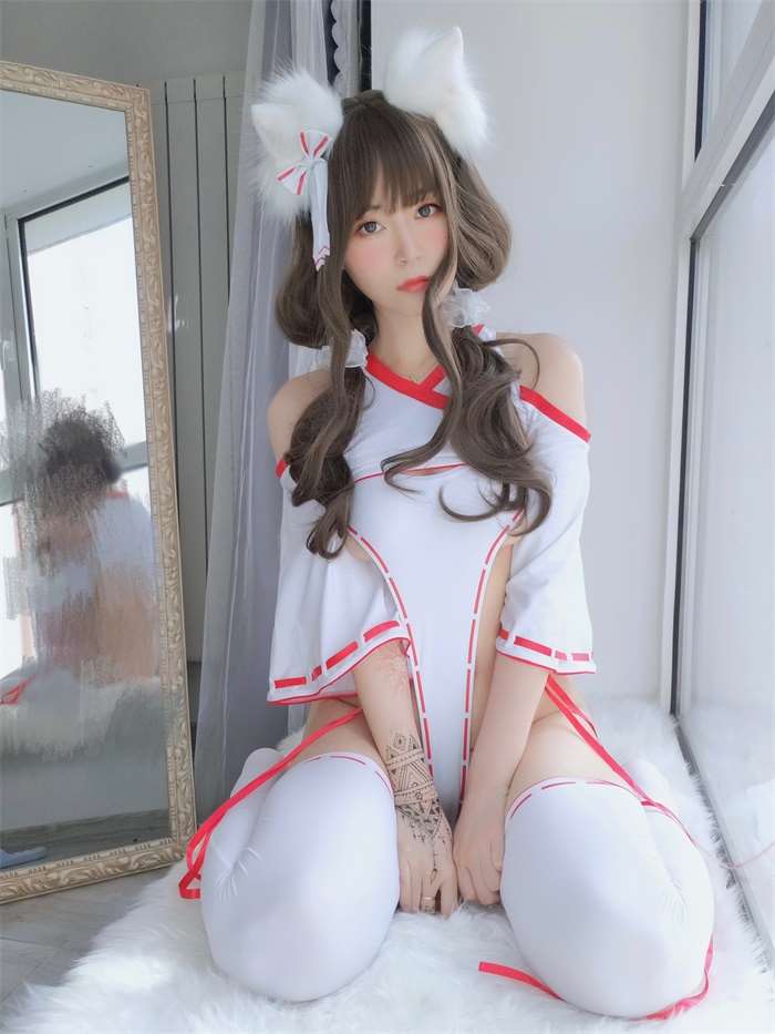 人气动漫Coser@白银81_ 神社饲养的小狐狸 [50P/3V/167MB]