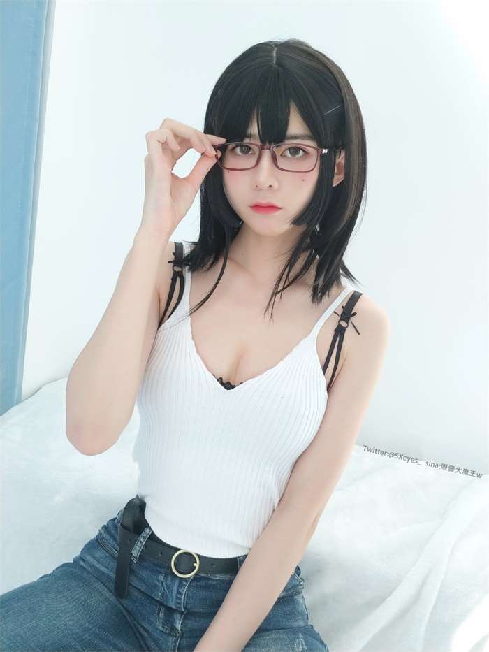 微博红人@眼酱大魔王w 牛仔裤 [32P/164MB]