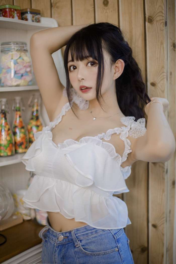 知名动漫博主@黑猫猫OvO 客厅 [16P/74MB]