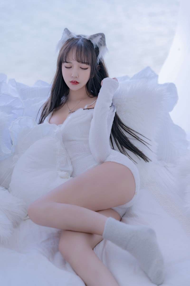 微博妹子@过期米线线喵 – 小白狼 [56P/76MB]