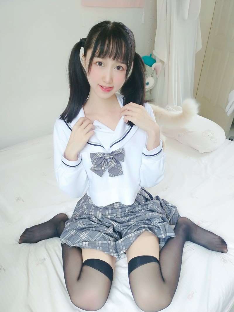 网红Coser@木绵绵OwO 灰格子jk [21P/1V/96.5MB]