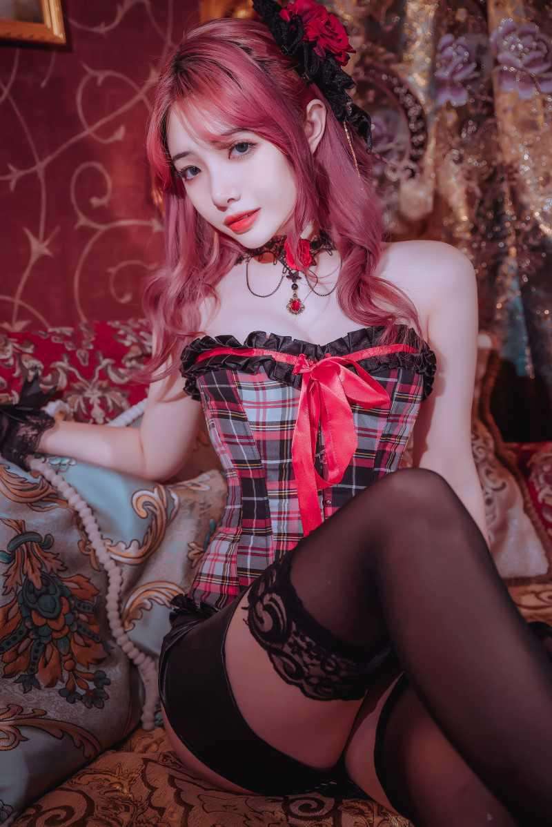微博红人Coser@雯妹不讲道理 红黑格子 [9P/129MB]