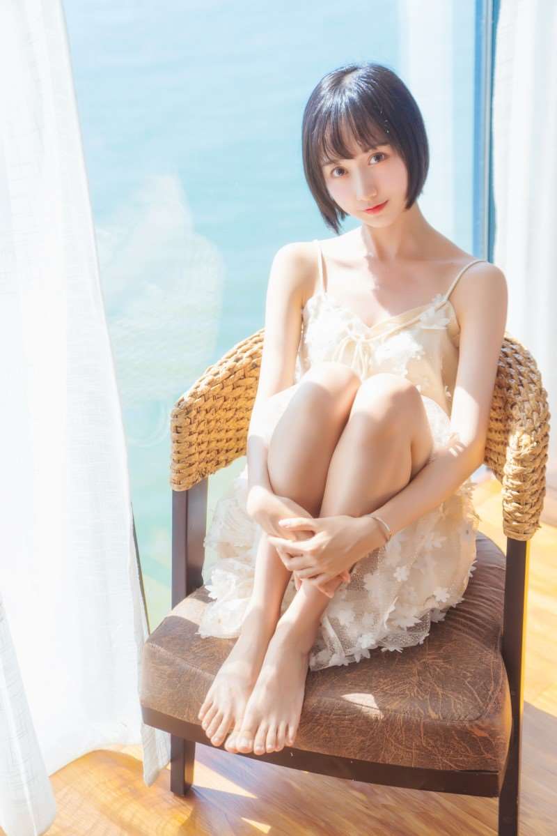 网红Coser@木绵绵OwO 暖冬的海 米色裙子 [22P/391MB]