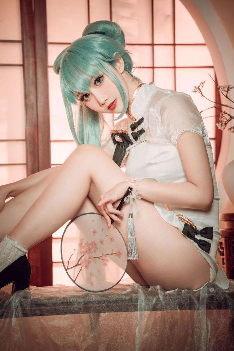 人气动漫Coser@面饼仙儿 初音旗袍 [28P/514MB]