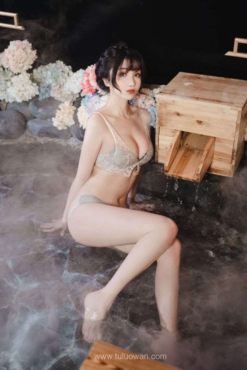 知名动漫Coser@rioko凉凉子 年上の韵》温泉旅行 [31P/142MB]