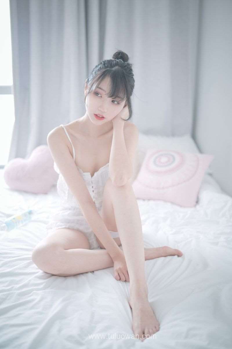 动漫博主@周叽是可爱兔兔 白色睡衣 [23P/196MB]