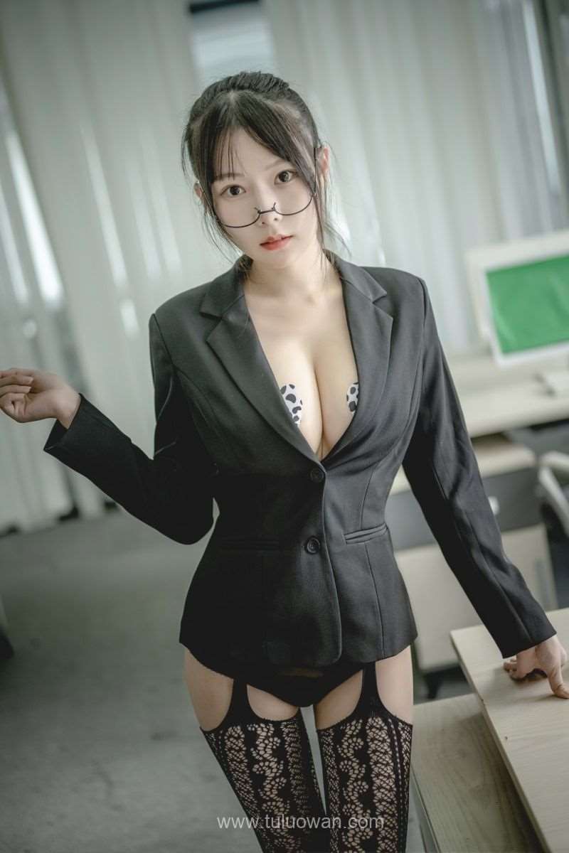 动漫博主@香草喵露露 黑色西装 [62P/2V/1.26G]