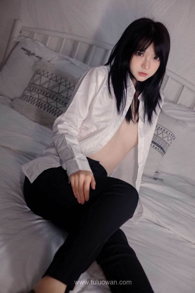 网紅Coser@疯猫ss 长裤OL [40P/662MB]