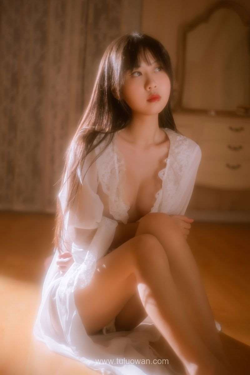 微博网紅妹纸@萌芽儿o0 金色套装 [70P/1.28G]
