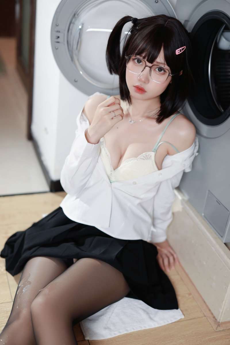 摄影博主@洛桑w伊梓 眼镜妹妹 [32P/30MB]
