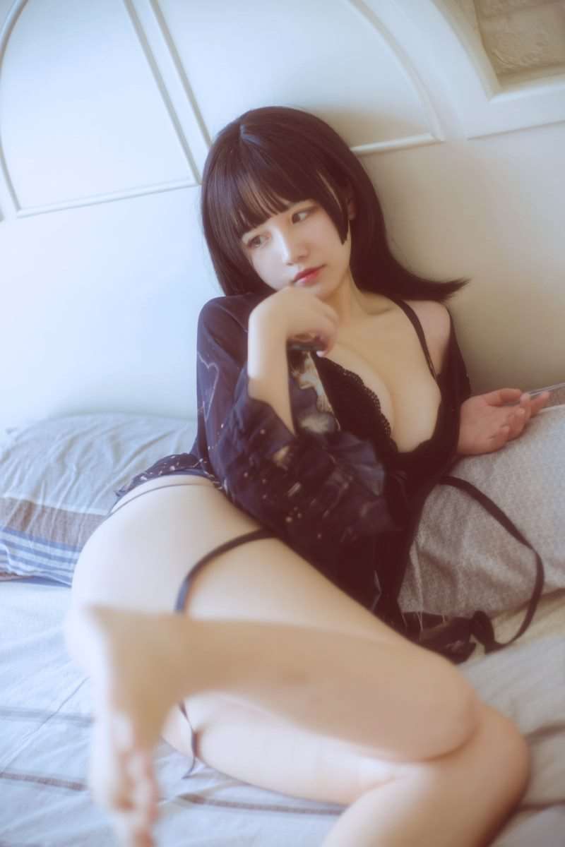 人气Coser@阿半今天很开心 黑色吊带 [23P/221MB]
