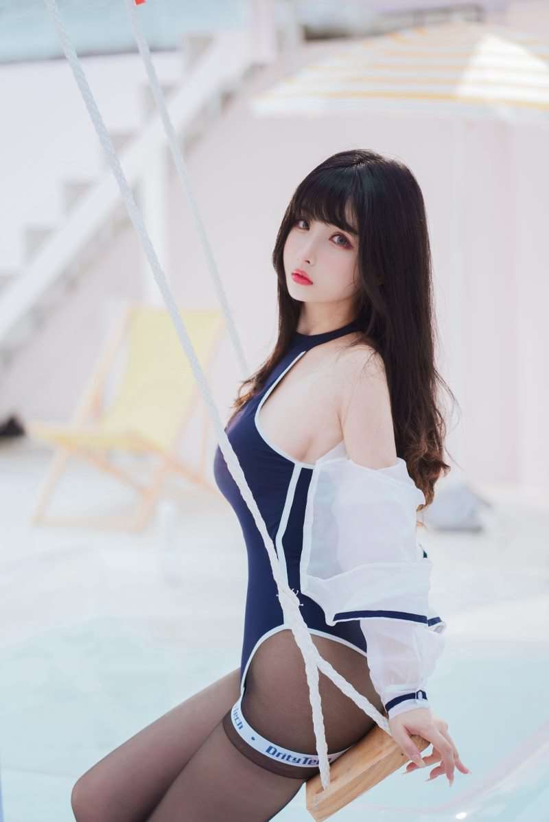 知名动漫Coser@rioko凉凉子 天台竞泳 [50P/1V/228MB]