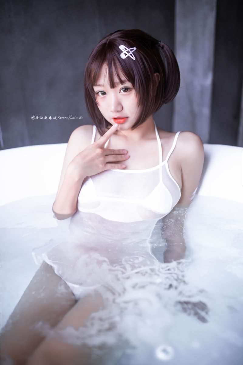 人气Coser@柒柒要乖哦 激凸死库水X白色Spa [34P/164MB]