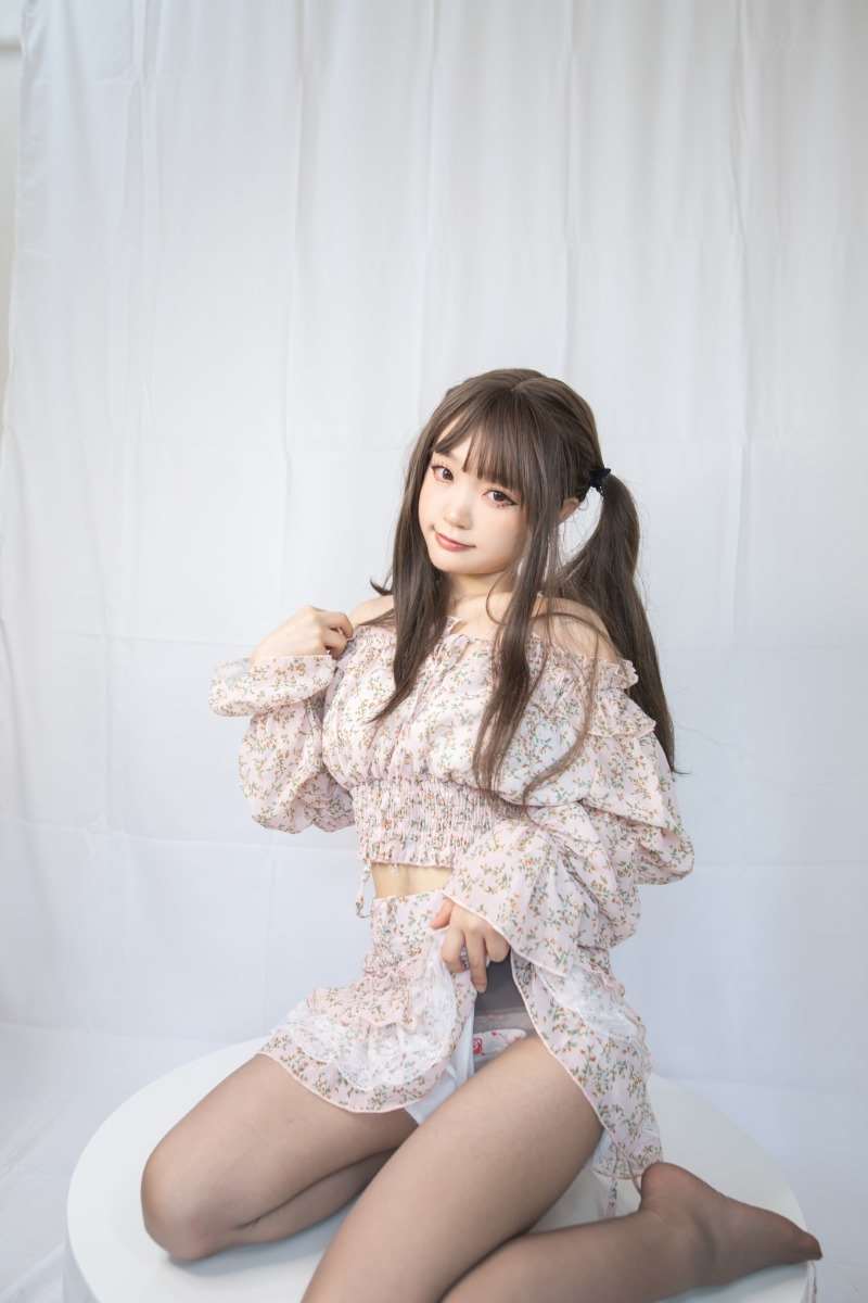 颜值博主@神沢永莉 灰丝花裙子 [26P/218MB]