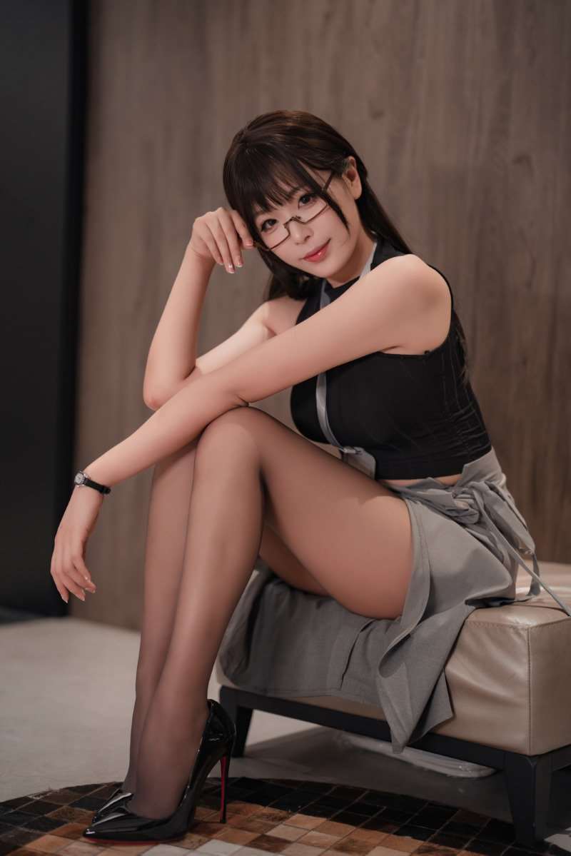 颜值博主@轩萧学姐 眼镜娘OL [85P/3V/900MB]