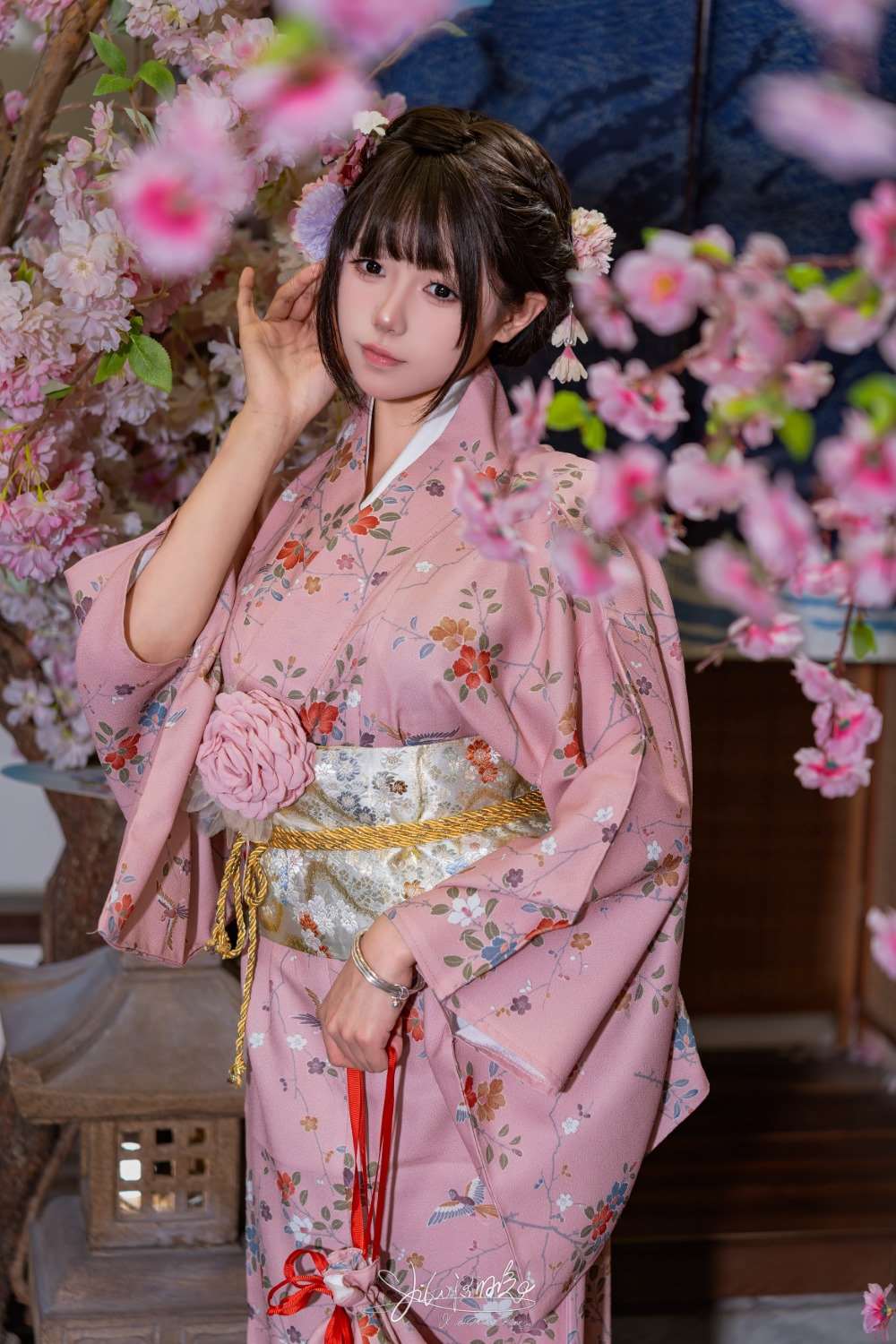 网紅博主@咬一口兔娘(黏黏团子兔) 温泉の女将 [77P/1V/1.15GB]