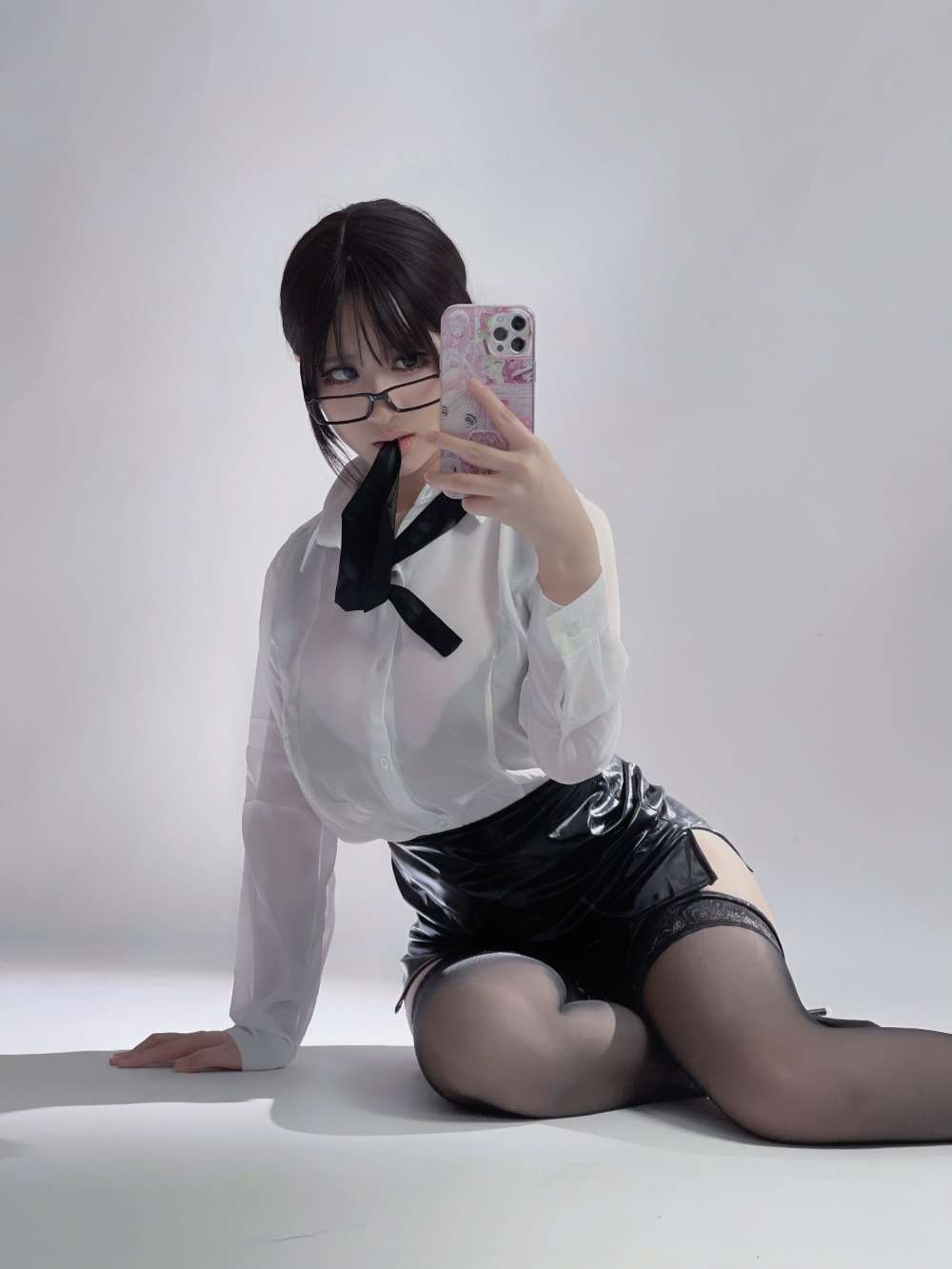 颜值博主@幼爱Youmeko 黑丝眼镜 [28P/80MB]