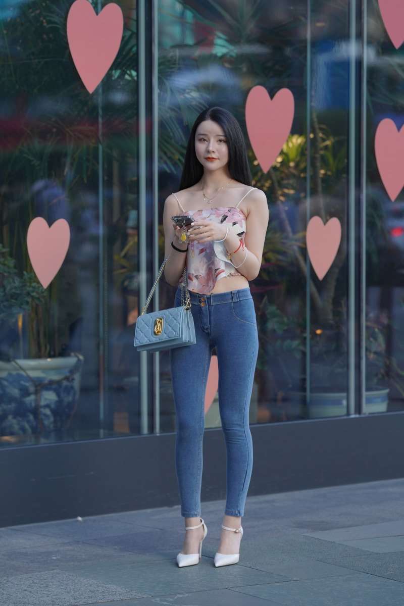 精选街拍作品 NO.1385 长发牛仔裤吊带美女2 [126P/171MB]