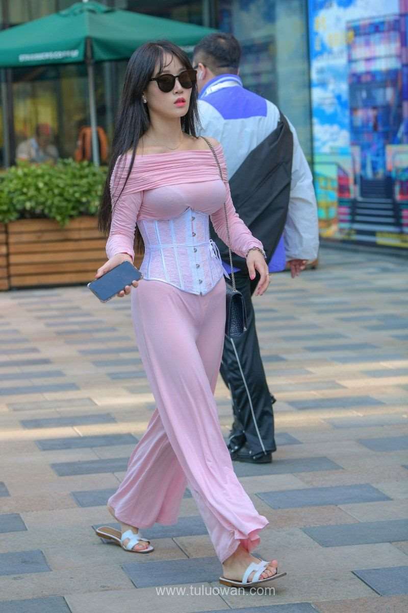 精选街拍作品 NO.501 一路玩手机的美女 [98P/95MB]