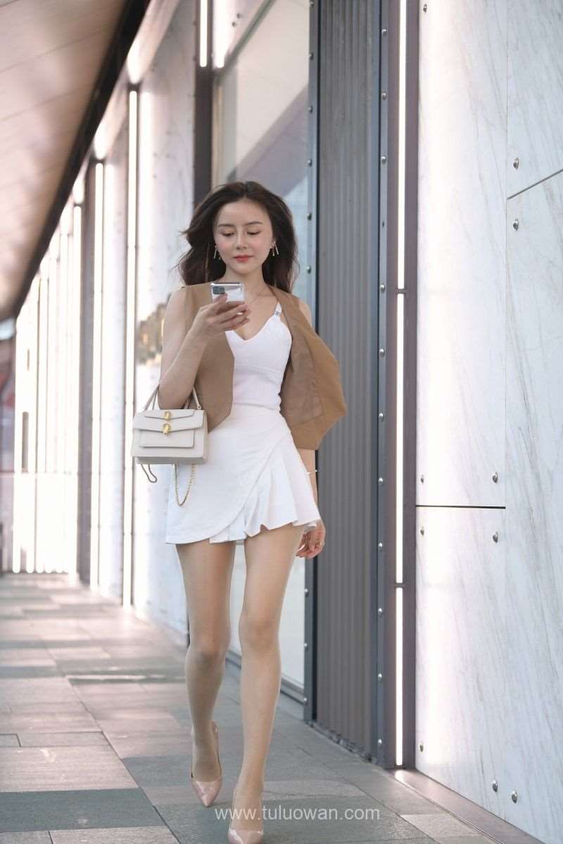 精选街拍作品 NO.687 白裙长腿美女2 [75P/89MB]