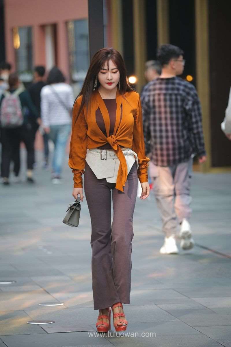 精选街拍作品 NO.962 女人的魅力在于此 [75P/50MB]