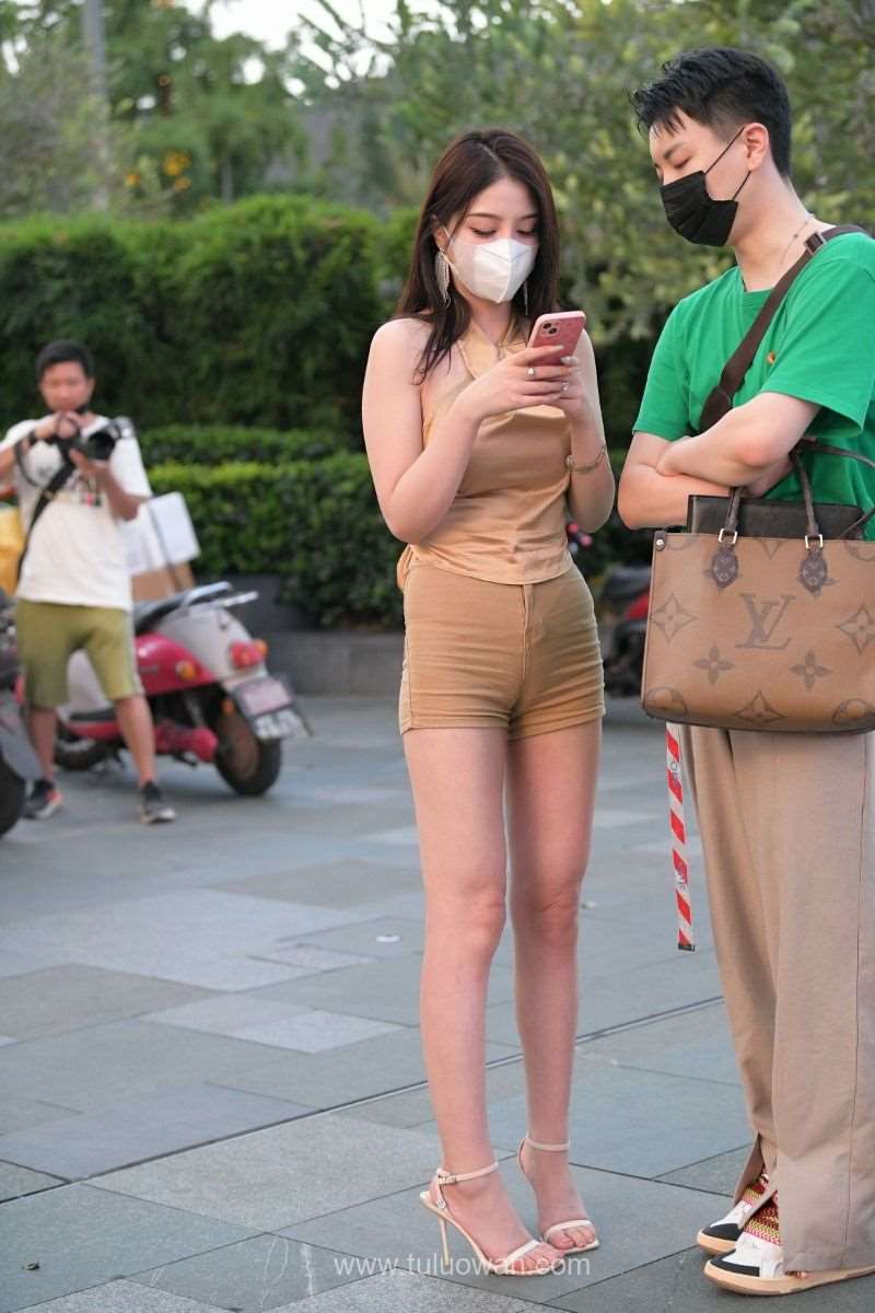 精选街拍作品 NO.990 丰满的紧致热裤美女2 [83P/113MB]