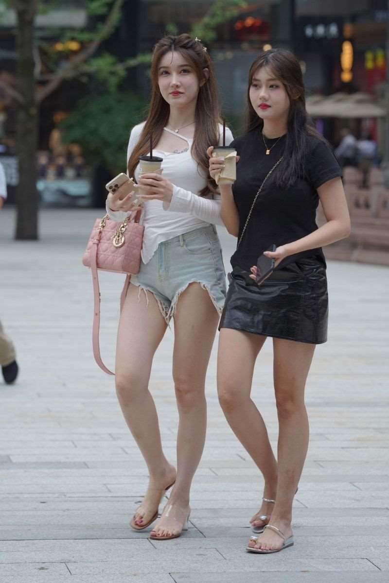 精选街拍作品 NO.1100 热裤大白腿3 [66P/50MB]