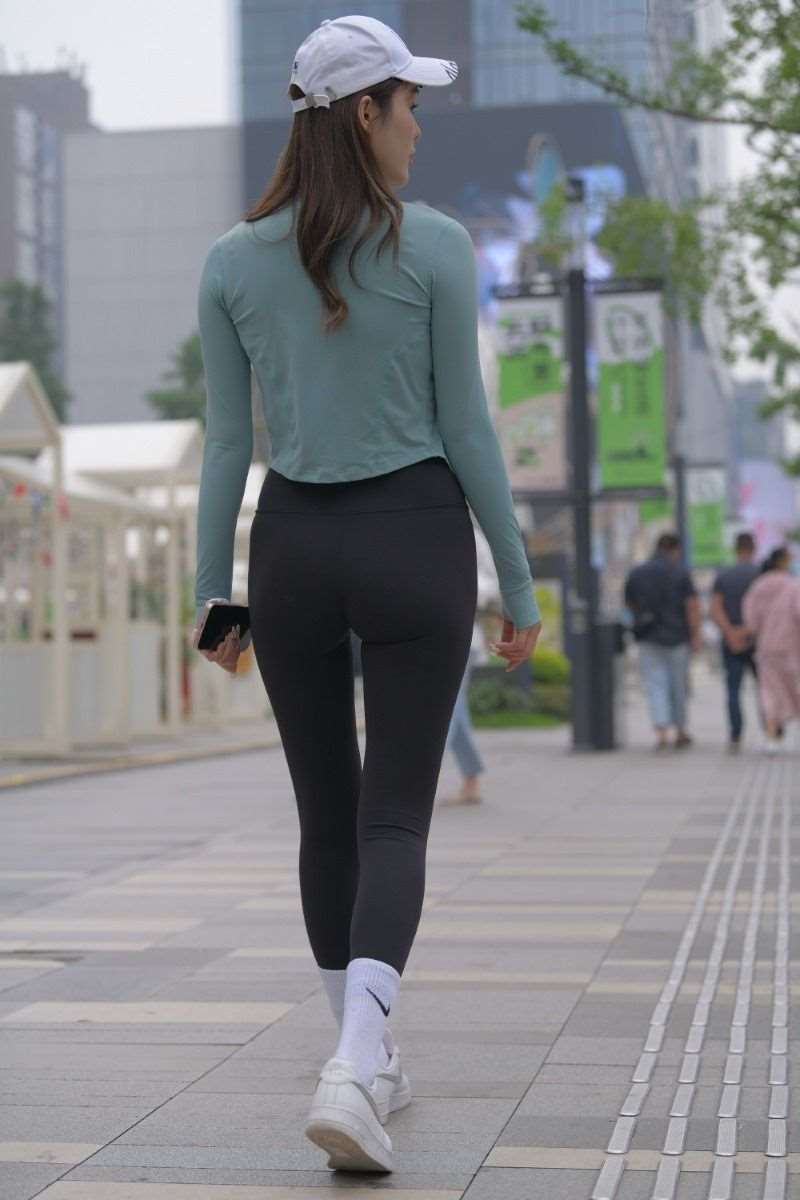 精选街拍作品 NO.1170 姓感黑色瑜伽8 [84P/44MB]