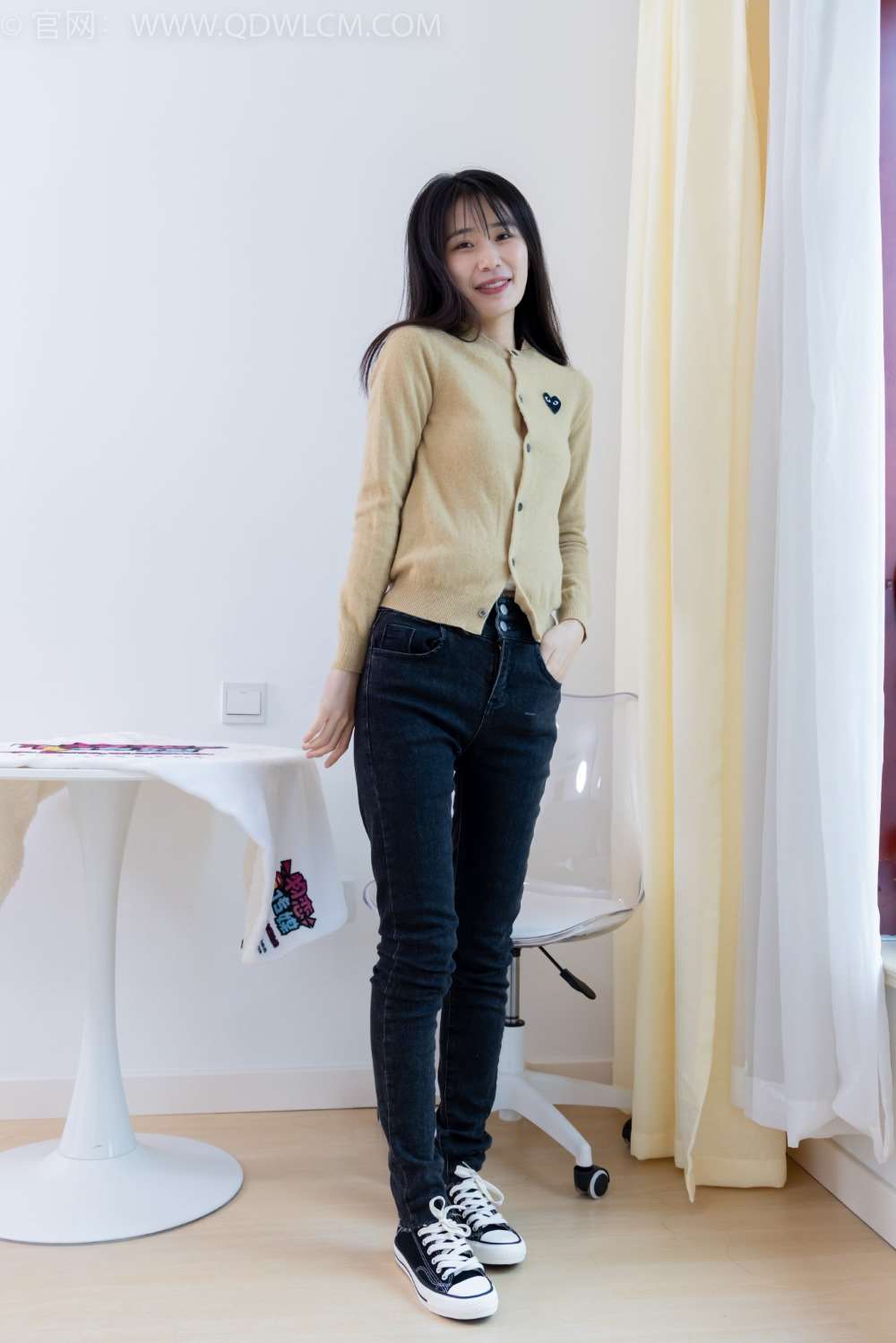 物恋传媒 NO.2033 菜菜-熟悉的面孔 [160P/1V/4.90G]
