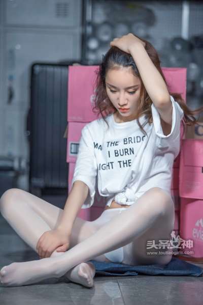 [头条女神]2017-06-05 樊安妮9图一元特惠图集 [9+1P/140MB]