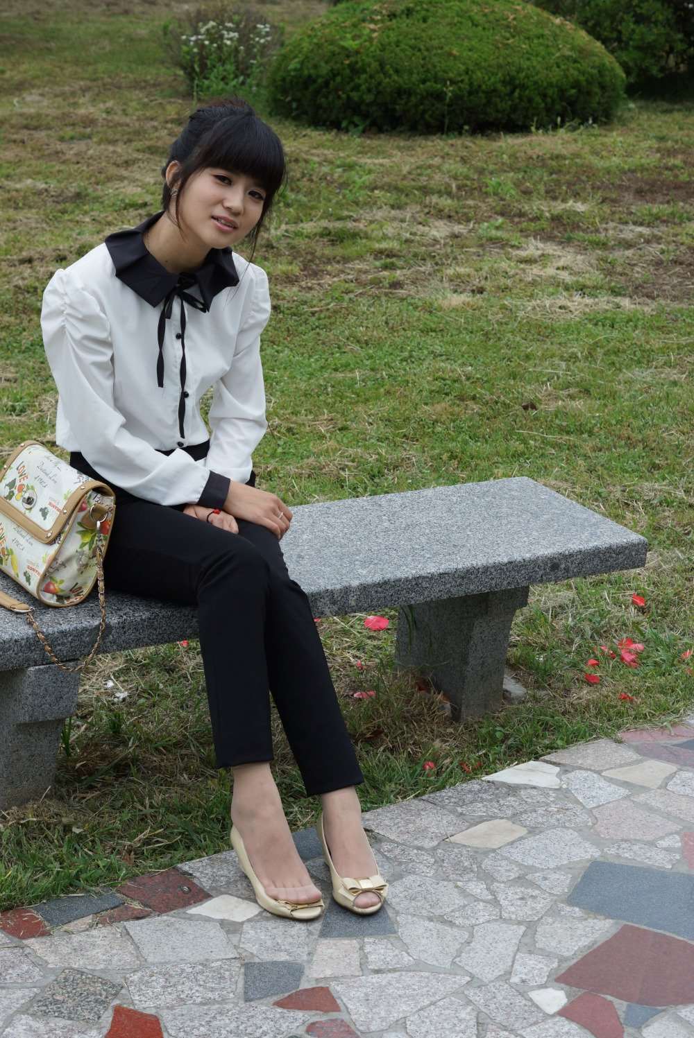 自由摄影 No.320 淡灰丝 小鱼嘴 美女 [61P/177MB]