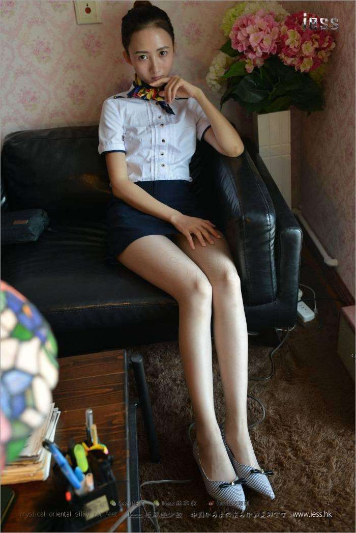 [IESS异思趣向] 2017.08.17 丝足便当135：《穿平底鞋的灰丝OL》新模momo [95P/626MB]