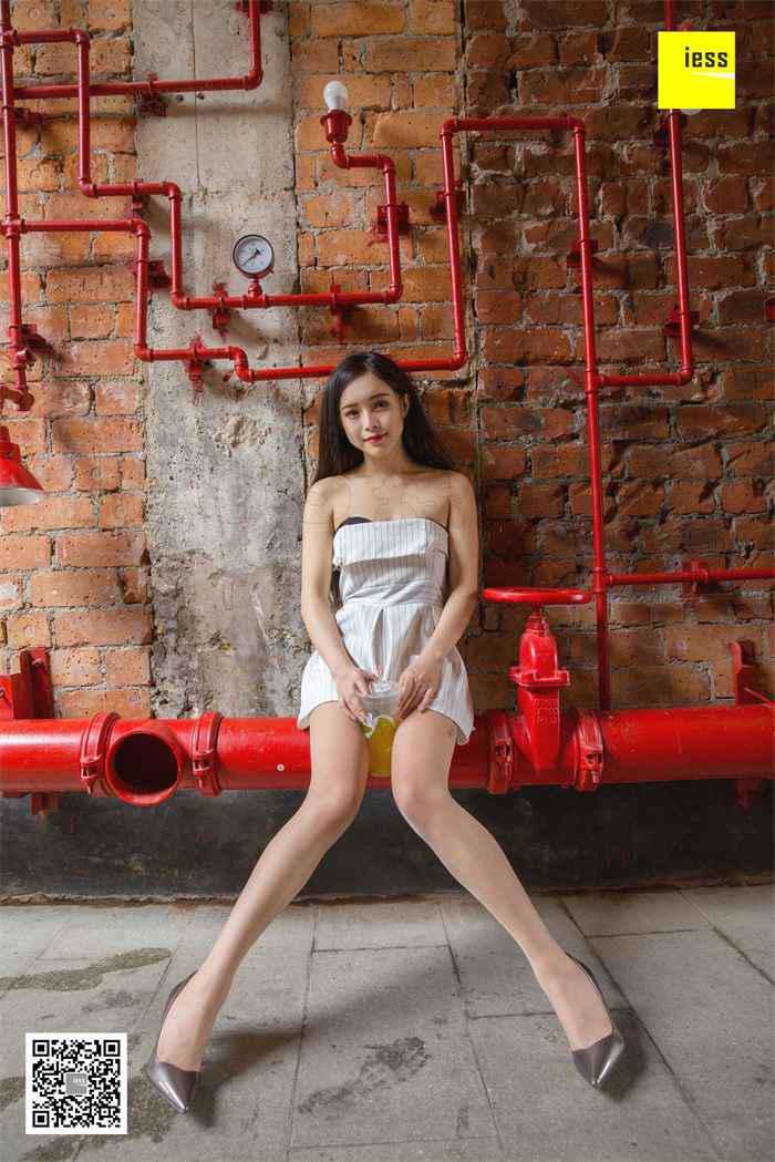 [IESS异思趣向] 2018.06.22 丝享家260：《网红带你逛街拍圣地》小羽 [85P/42.6MB]
