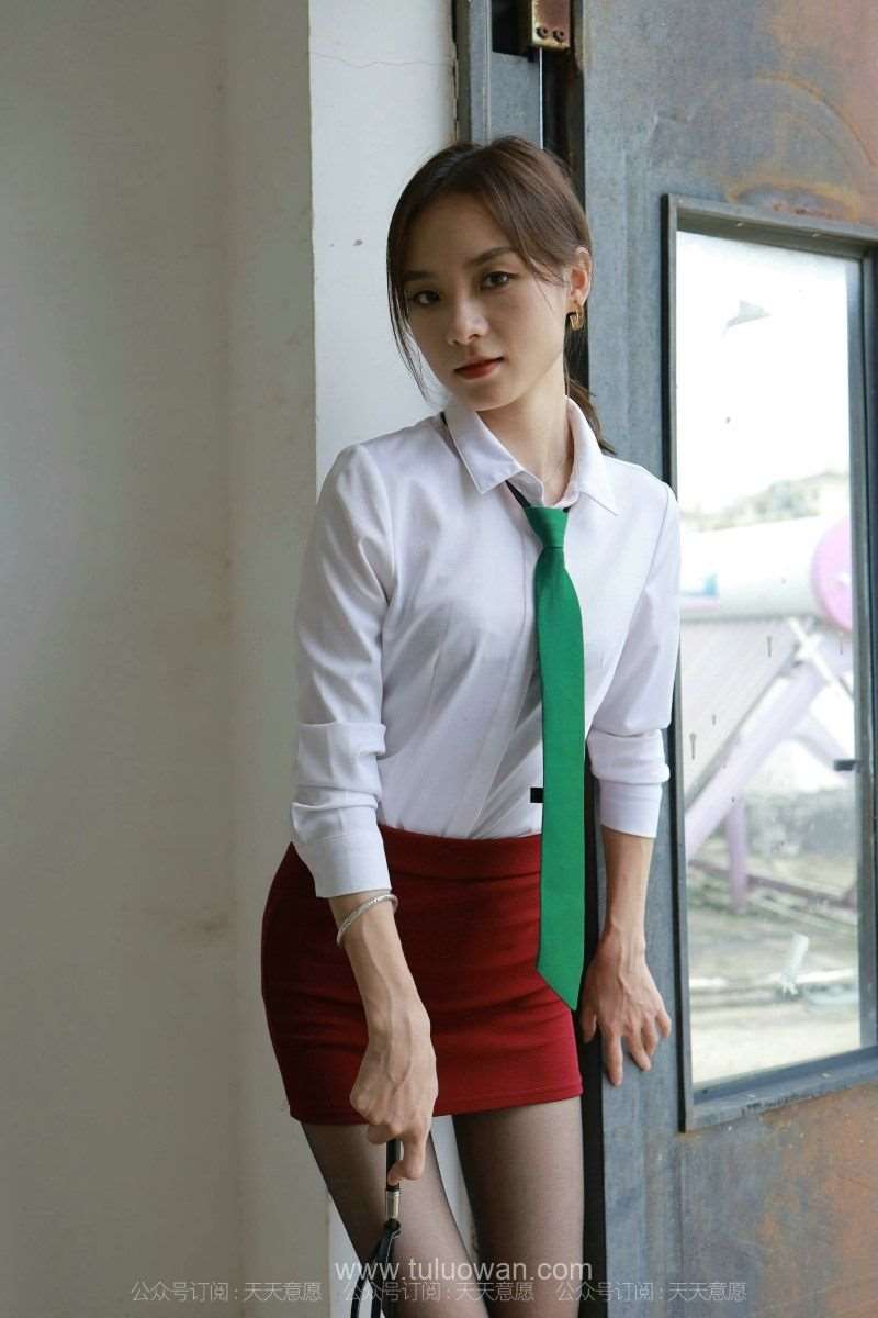 [IESS异思趣向] 2021.08.26 丝享家 901：小六《狂野天台》[88P/107MB]