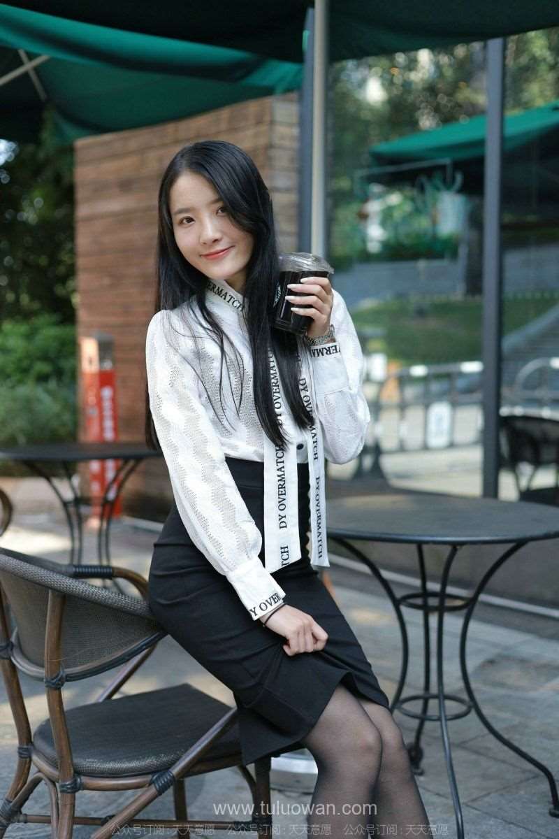 [IESS异思趣向] 2022.2.11 丝享家 1002：婉萍《性感OL窄裙》[90P/119MB]