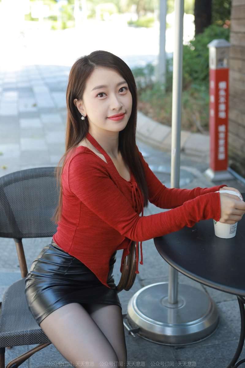 [IESS异思趣向] 2022.10.30 丝享家 1253 小婕《红与黑的纠缠》[90P/112MB]