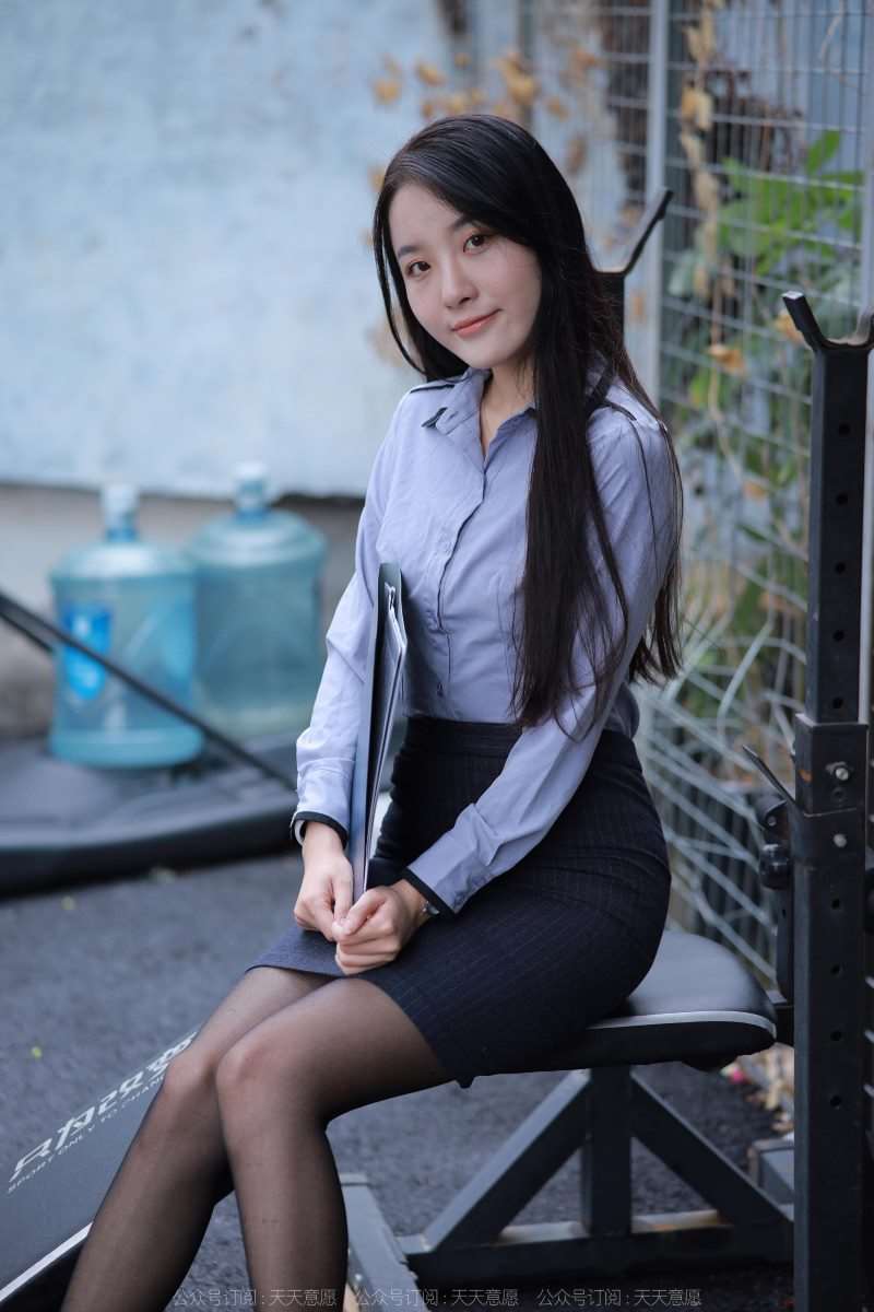 [IESS异思趣向] 2022.11.30 丝享家 1284 婉萍《黑丝女秘》[84P/95MB]