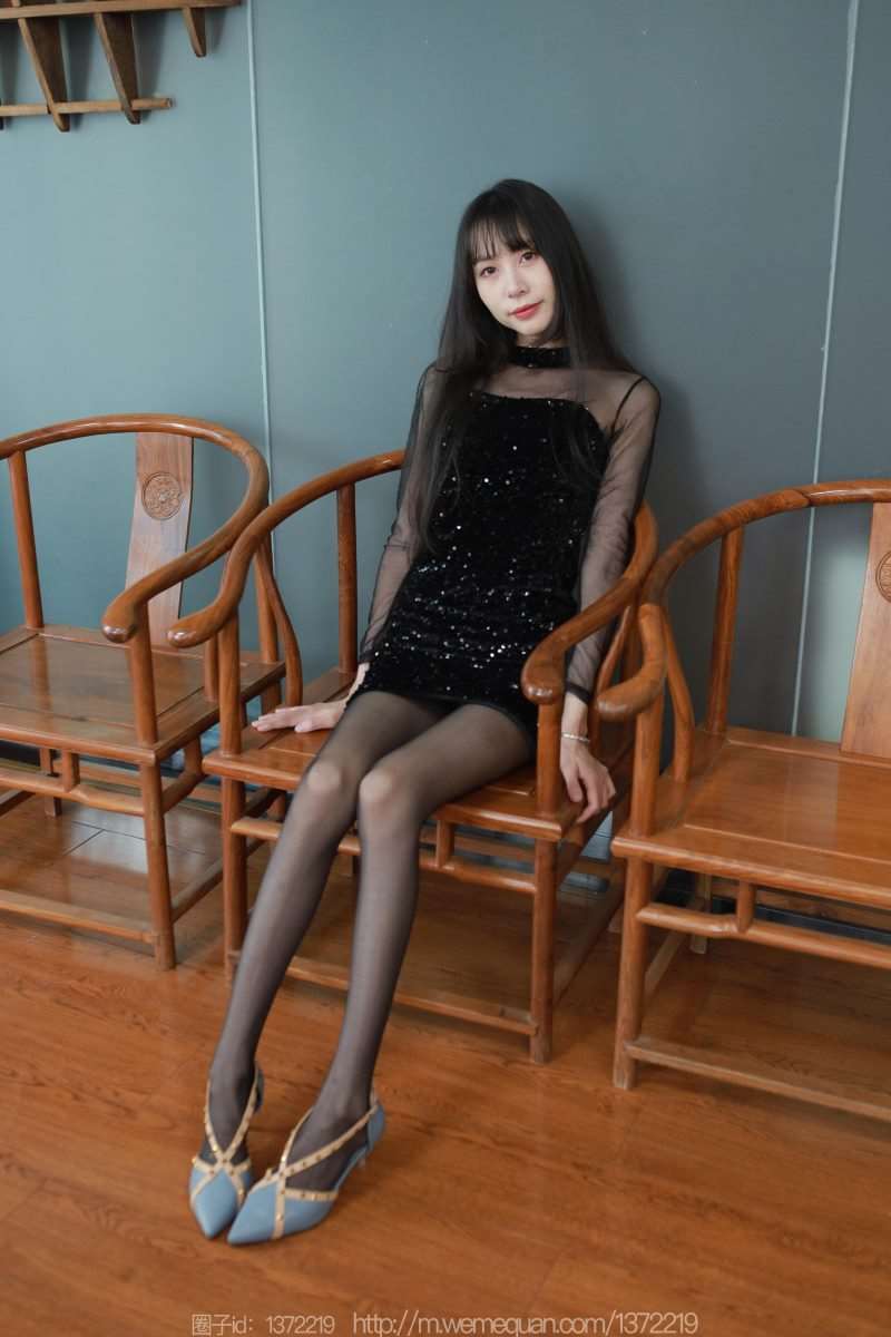 [IESS异思趣向] 2023.4.12 丝享家 1419 团团《亮片黑丝裙》[83P/99MB]