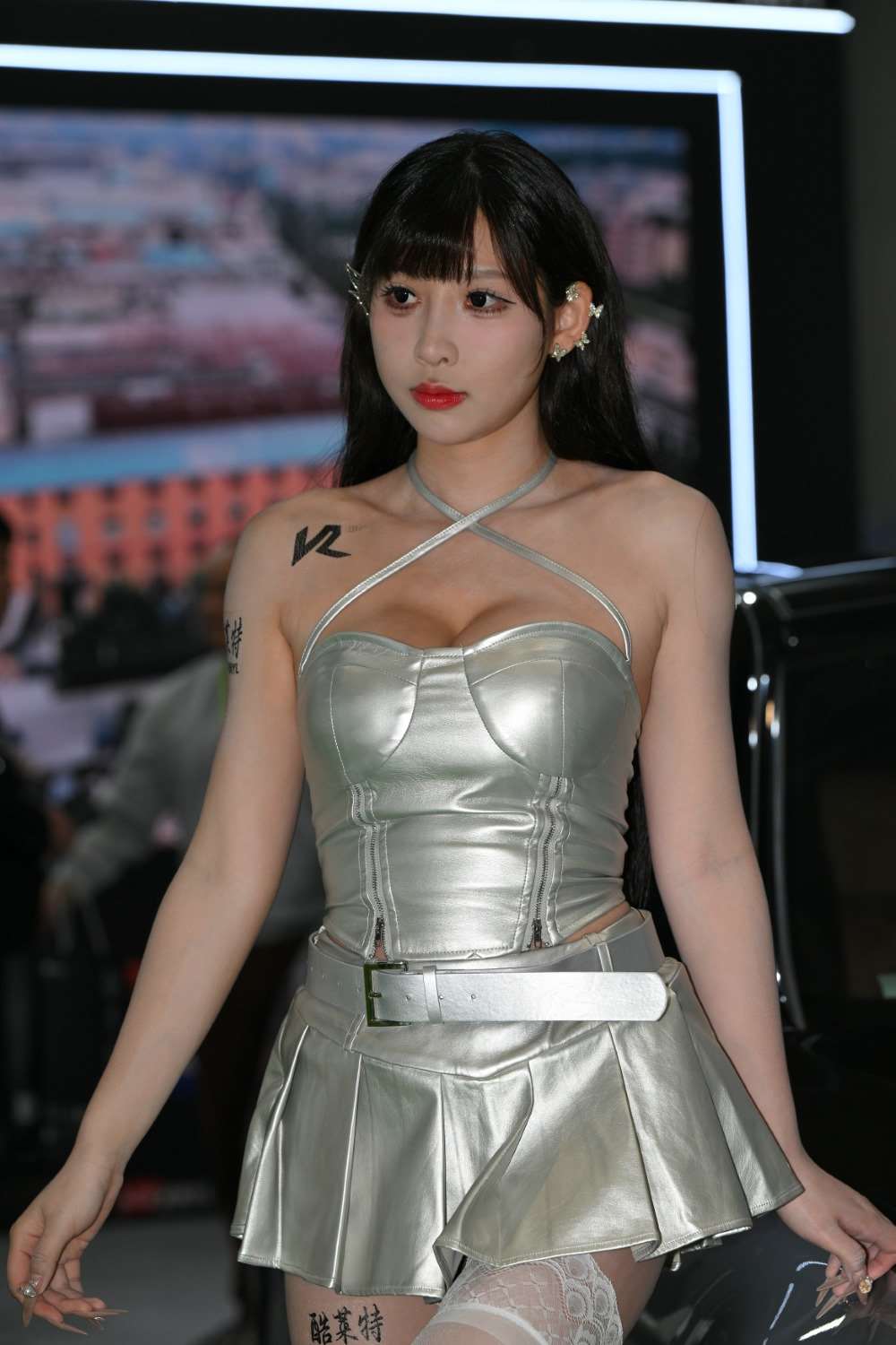 精选街拍作品 NO.2543 白丝吊带裙车模 [118P/165MB]