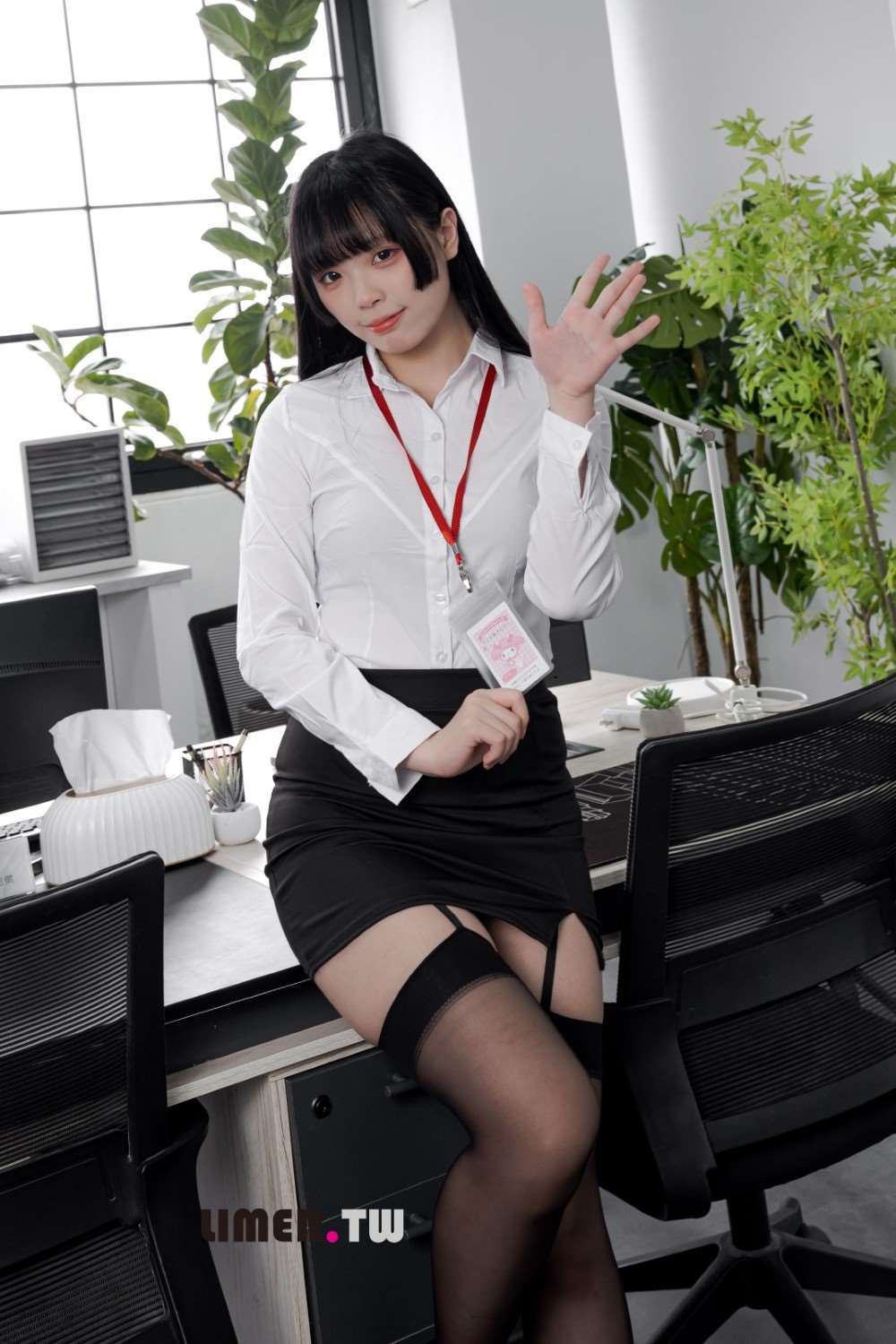 Limerence 之之 绝美职员让你上班无法专心的黑丝＆裸足 [202P/2V/2.25GB]